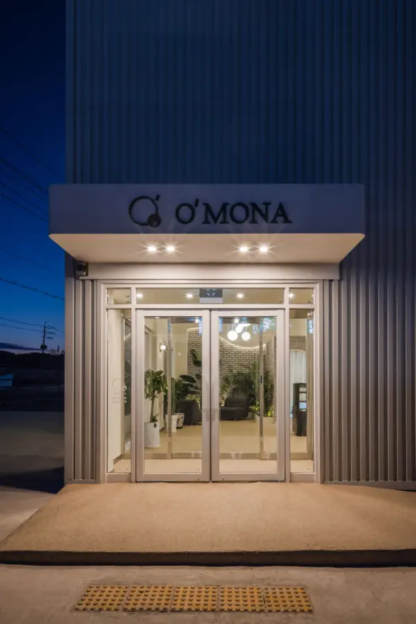 네이비 골함석이 인상적인 인더스트리얼 감성 카페 외관